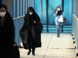 La ley en vigor en Irán obliga a las mujeres, sean iraníes o extranjeras y cualquiera que sea su religión, a salir con velo y con el cuerpo cubierto con vestido holgado y largo. EFE/A. Taherkenareh