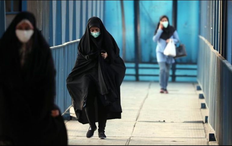 La ley en vigor en Irán obliga a las mujeres, sean iraníes o extranjeras y cualquiera que sea su religión, a salir con velo y con el cuerpo cubierto con vestido holgado y largo. EFE/A. Taherkenareh