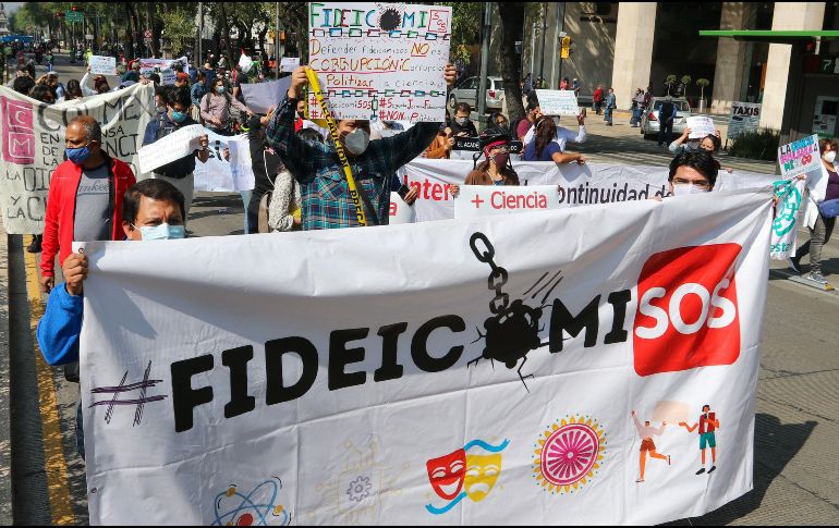 Científicos y académicos, entre otros, protestanen las inmediaciones del Senado en Ciudad de México. EFE/J. Pazos