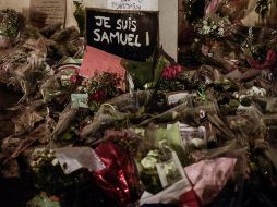 El sitio donde ocurrió el asesinato del profesor luce lleno de flores y obsequios para honrar a la víctima. EFE/J. de Rosa