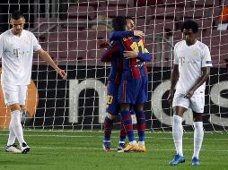 El delantero del FC Barcelona, Ousmane Dembelé (2-d), celebra con Leo Messi (2-i) tras marcar el quinto gol ante el Ferencvaros. EFE/A. Estévez