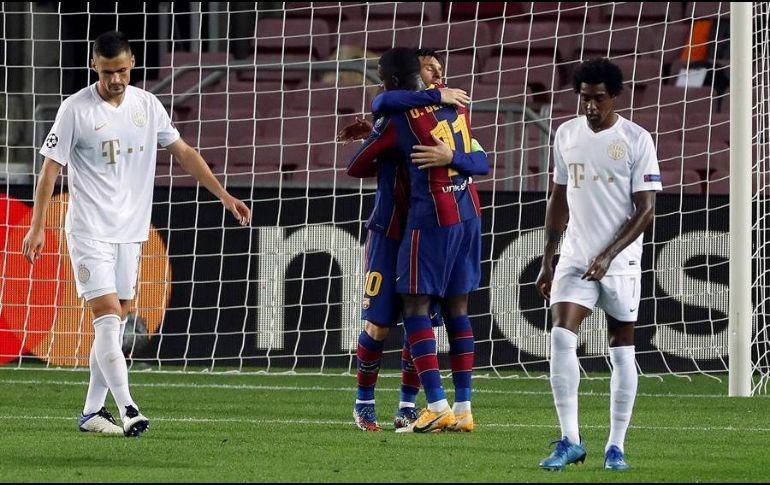 El delantero del FC Barcelona, Ousmane Dembelé (2-d), celebra con Leo Messi (2-i) tras marcar el quinto gol ante el Ferencvaros. EFE/A. Estévez