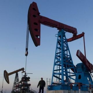 El petróleo sube en mercado optimista sobre plan de ayuda en EU