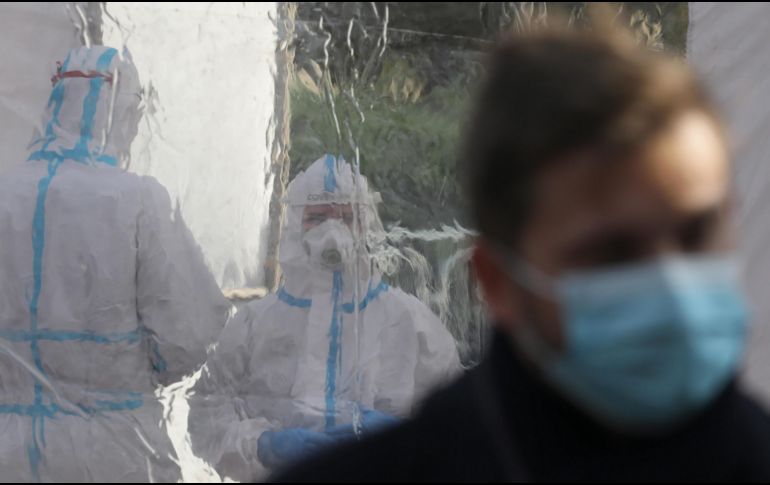 Los “estudios de desafío en humanos” son poco utilizados por el dilema ético que supone infectar a individuos que de otro modo estarían sanos. EFE/P. Supernak