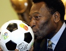 El astro brasileño fue galardonado por la FIFA en el 2000 como el mejor jugador del siglo XX, una distinción que comparte con el argentino Diego Maradona.  AFP