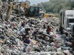En el último año, los vecinos del fraccionamiento Emperadores, en Tlajomulco, han visto crecer la planta de transferencia de residuos sólidos urbanos de La Cajilota. EL INFORMADOR/G. Gallo