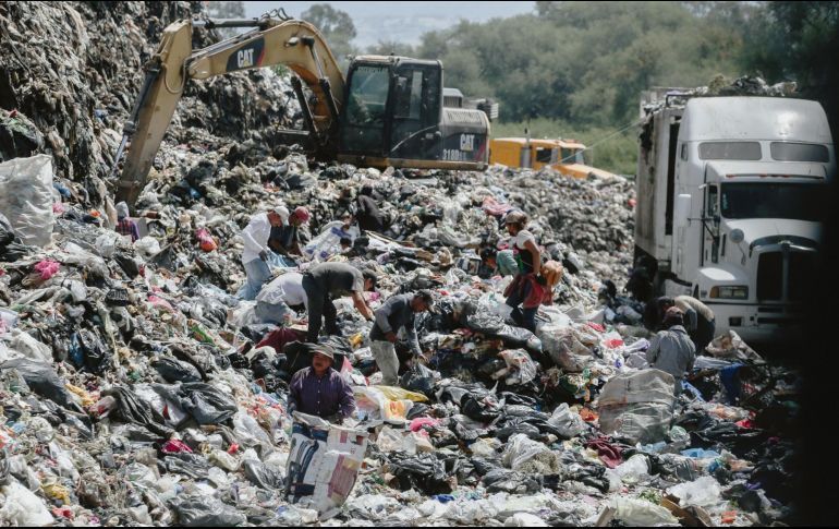 En el último año, los vecinos del fraccionamiento Emperadores, en Tlajomulco, han visto crecer la planta de transferencia de residuos sólidos urbanos de La Cajilota. EL INFORMADOR/G. Gallo