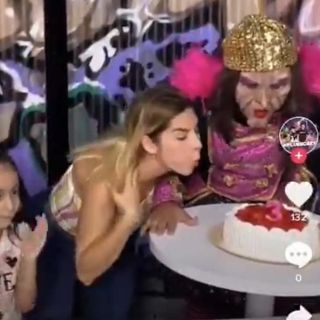 Karla Panini recrea video de niña que apaga la vela del pastel