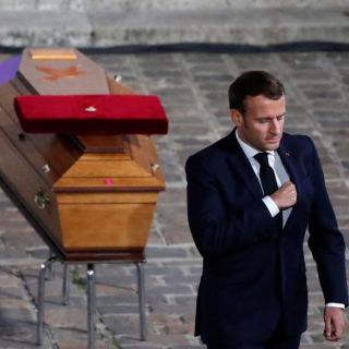 Francia homenajea como un "héroe" a profesor decapitado