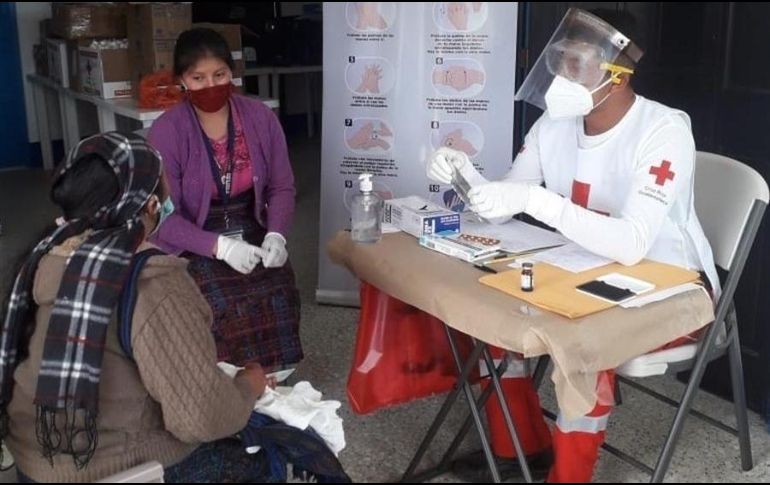 Un trabajador de la Cruz Roja realiza labores de atención médica en medio de la pandemia, en Guatemala. EFE/Cruz Roja Internacional