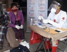 Un trabajador de la Cruz Roja realiza labores de atención médica en medio de la pandemia, en Guatemala. EFE/Cruz Roja Internacional