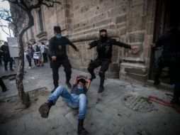 Los manifestantes quemaron algunas unidades de la Policía de Jalisco. EL INFORMADOR / F. Atilano