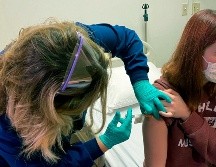 Katelyn Evans (d), de 16 años, se convirtió en el primer adolescente en recibir una inyección en el estudio de Pfizer, el cual se lleva a cabo en el Hospital Infantil de Cincinnati.