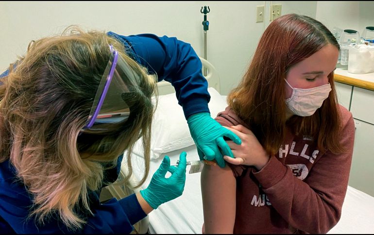 Katelyn Evans (d), de 16 años, se convirtió en el primer adolescente en recibir una inyección en el estudio de Pfizer, el cual se lleva a cabo en el Hospital Infantil de Cincinnati.