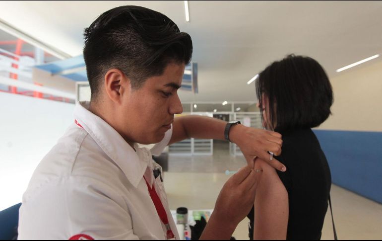 Para recibir la vacuna en el Seguro Social o el ISSSTE no es necesario ser derechohabiente. EL INFORMADOR/Archivo