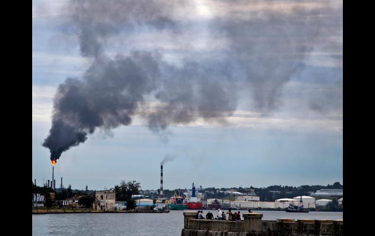 La posibilidad de un nuevo plan de reactivación en Estados Unidos y declaraciones del presidente ruso, Vladimir Putin, sobre recortes de producción, impulsaron los precios del crudo. EFE/Y. Zamora