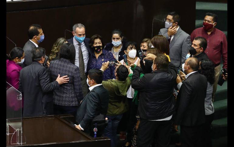 Legisladores se acercaron a López-Gatell y posaron para fotos abrazados. SUN/D. Sánchez