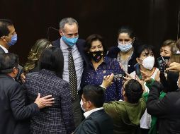 Legisladores se acercaron a López-Gatell y posaron para fotos abrazados. SUN/D. Sánchez