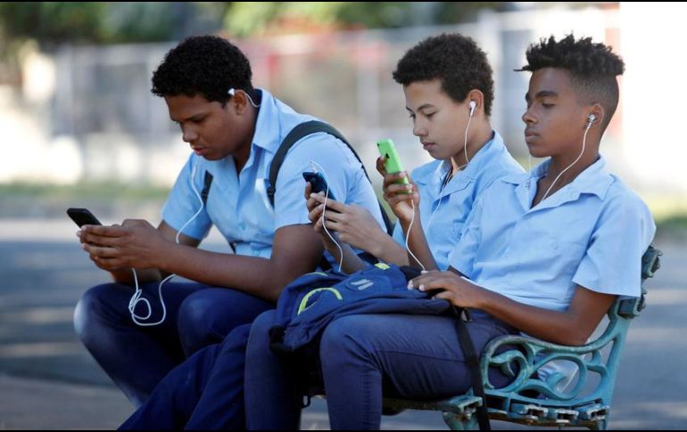 Especialistas advirtieron sobre un posible aumento en el costo de servicios de Internet y telefonía celular en 2021. EFE/ARCHIVO