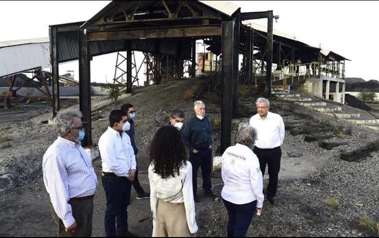 El Presidente Andrés Manuel López Obrador (d) habla con familiares de los fallecidos en la tragedia de Pasta de Conchos, en Nueva Rosita. EFE/Presidencia