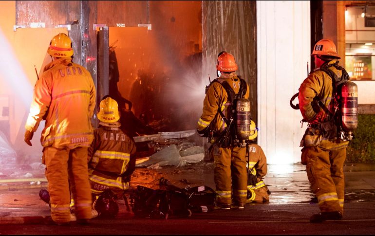 Los bomberos estuvieron trabajando alrededor de cinco horas para combatir el fuego. EFE/ARCHIVO