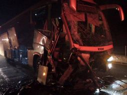 El vehículo de pasajeros pertenece a la empresa Primera Plus; se trasladaba desde León hacia Guadalajara. ESPECIAL/ Protección Civil Jalisco