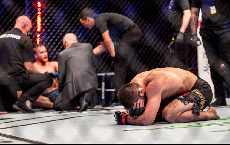 La estrella rusa, que ganó este sábado por nocáut técnico en el segundo asalto, peleaba por primera vez desde el fallecimiento de su padre y entrenador Abdulmanap en julio.  TWITTER / @UFC