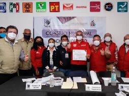 Sergio Baños recibe la constancia de mayoría, con lo que se refrenda su triunfo en las elecciones. TWITTER/@sergiobanosr