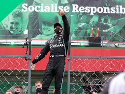 Hamilton celebra su victoria en la duodécima prueba del mundial de Fórmula 1. AP / J. Sena