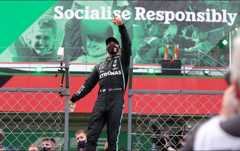 Hamilton celebra su victoria en la duodécima prueba del mundial de Fórmula 1. AP / J. Sena