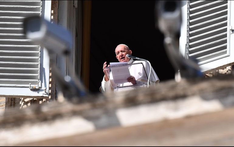 Desde la ventana del palacio pontificio en Vaticano, Francisco anunció este domingo un nuevo consistorio que se celebrará el 28 de noviembre para el nombramiento de 13 nuevos cardenales. AFP/V. Pinto