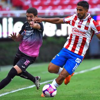 Chivas cae y revive a Cruz Azul