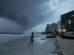 Nubes oscurecen hoy la playa Gaviota Azul en Cancún, Quintana Roo. AP/V. Ruiz