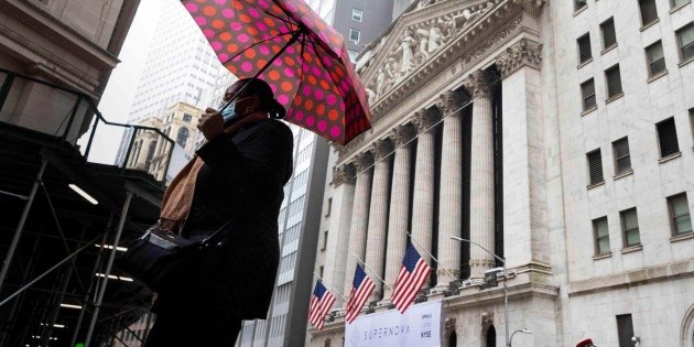 Alza de casos de coronavirus golpea a Wall Street