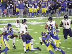 INCISIVOS. La defensiva de los Rams limitó a menos de 300 yardas al ataque de los Bears. AFP• K. Mulcahy
