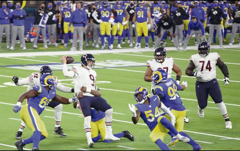 INCISIVOS. La defensiva de los Rams limitó a menos de 300 yardas al ataque de los Bears. AFP• K. Mulcahy