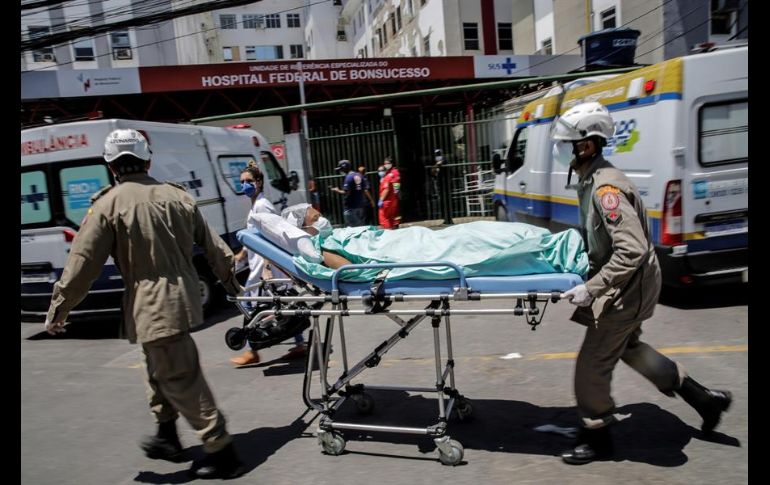 El fuego y el denso humo negro que salía del hospital generó nerviosismo y provocó apuro entre los enfermeros y médicos. EFE/A. Lacerda