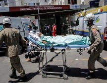 El fuego y el denso humo negro que salía del hospital generó nerviosismo y provocó apuro entre los enfermeros y médicos. EFE/A. Lacerda
