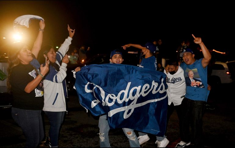 Las imágenes muestran a la gente reunida en grandes cantidades, algunas sin cubrebocas y sin distanciamiento. AP