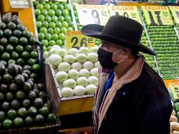 Las tiendas de conveniencia, abarrotes, carnicerías, cremerías y tortillerías con excepción de los que operan en supermercados, bodegas, mercados públicos y tianguis, podrán operar los fines de semana. AFP / A. Estrella