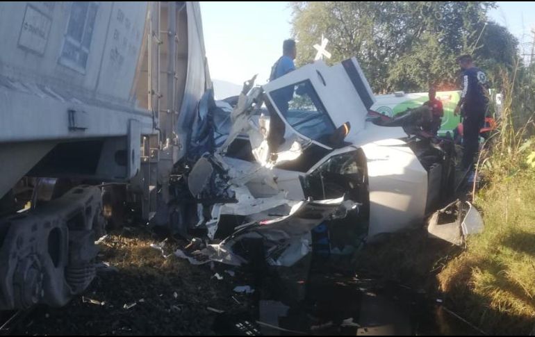 Hasta las 10:20 horas de este día la circulación del cruce continuaba cerrada debido a las maniobras de retiro del vehículo siniestrado. ESPECIAL/ Policía de Tlajomulco