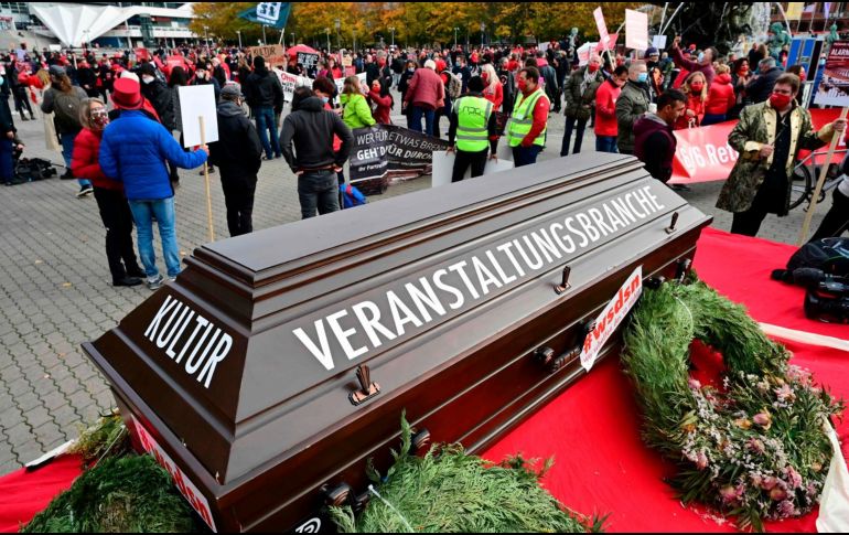 Trabajadores de la industria de espectáculos y cultura se manifestaron hoy en Berlín, Alemania, piden ayuda por la crisis debido a las restricciones. AFP/J. Macdougall
