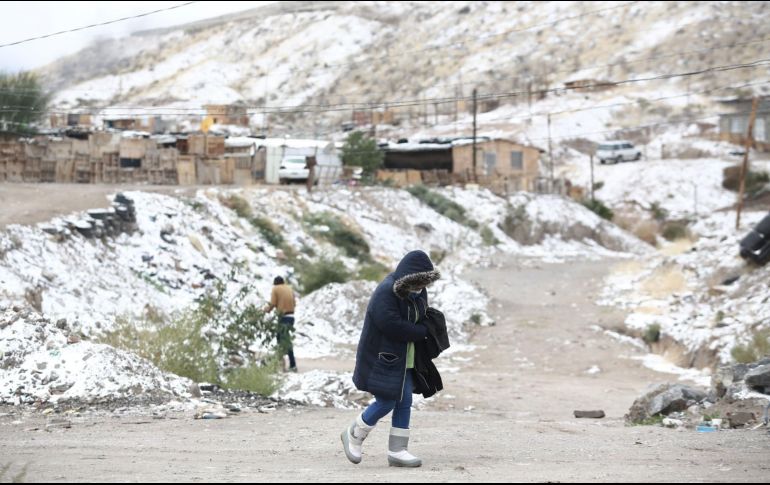 Ciudad Juárez, Chihuahua, se pintó ayer de blanco con su primera nevada del año. XINHUA/C. Chávez