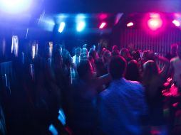 Estar en espacios cerrados con un grupo grande de personas y por un tiempo prolongado es el entorno más complicado en la pandemia. ESPECIAL / PEXELS