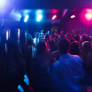 Coronavirus: ¿Cómo ocurren los contagios en una reunión familiar, un bar o una clase?