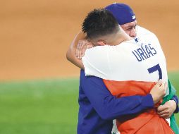 ORGULLO. Conmovidos hasta las lágrimas, Urías y González festejan el título conseguido con los Dodgers. 