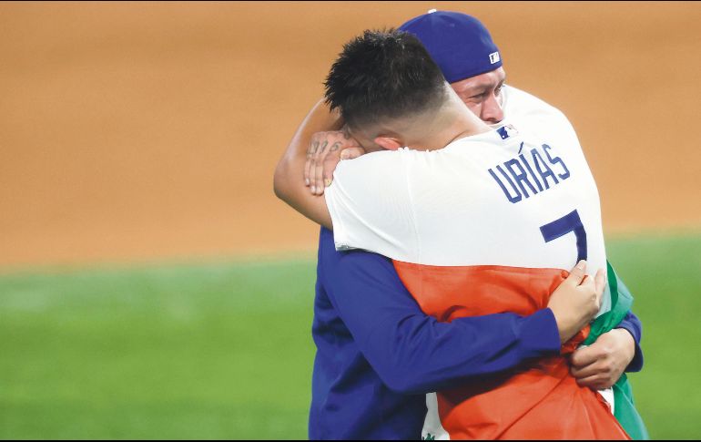 ORGULLO. Conmovidos hasta las lágrimas, Urías y González festejan el título conseguido con los Dodgers. 