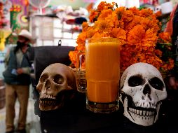 Una vez metidos los pétalos en la licuadora, se les añade un poco de pulque y una ''receta secreta'' para regalar al paladar una revisión de la tradicional bebida mexicana. EFE / J. Méndez