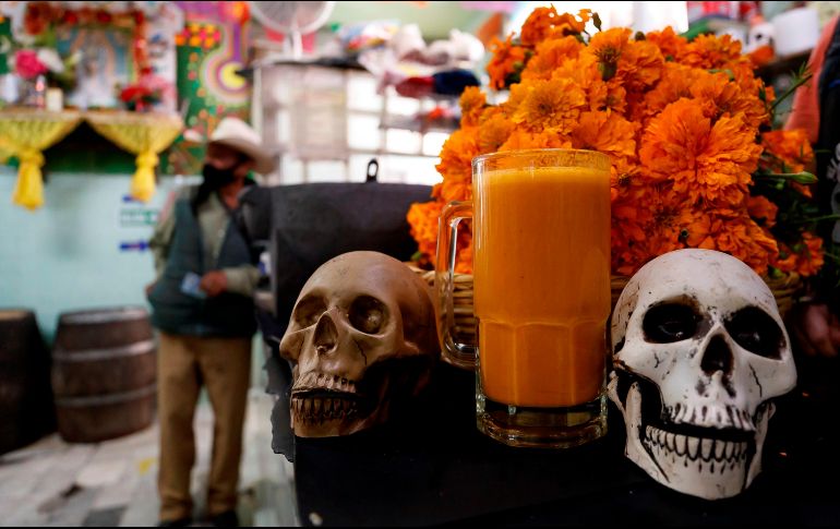 Una vez metidos los pétalos en la licuadora, se les añade un poco de pulque y una ''receta secreta'' para regalar al paladar una revisión de la tradicional bebida mexicana. EFE / J. Méndez