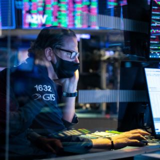 Wall Street cierra a la baja luego de récords